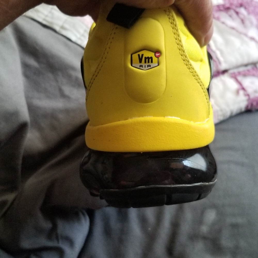 Nike bumblebee vapormax  men size 11
